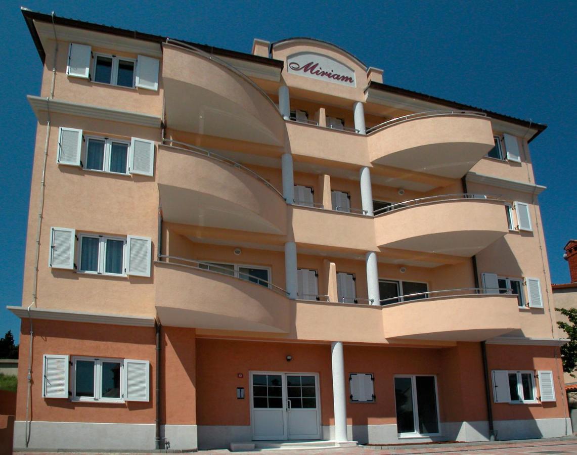 Apartments Miriam Premantura Exteriör bild
